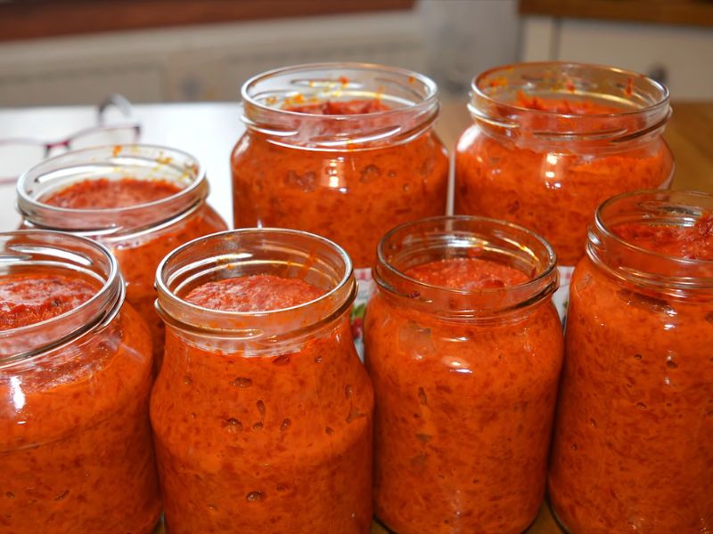 nekoliko teglica sa ajvarom